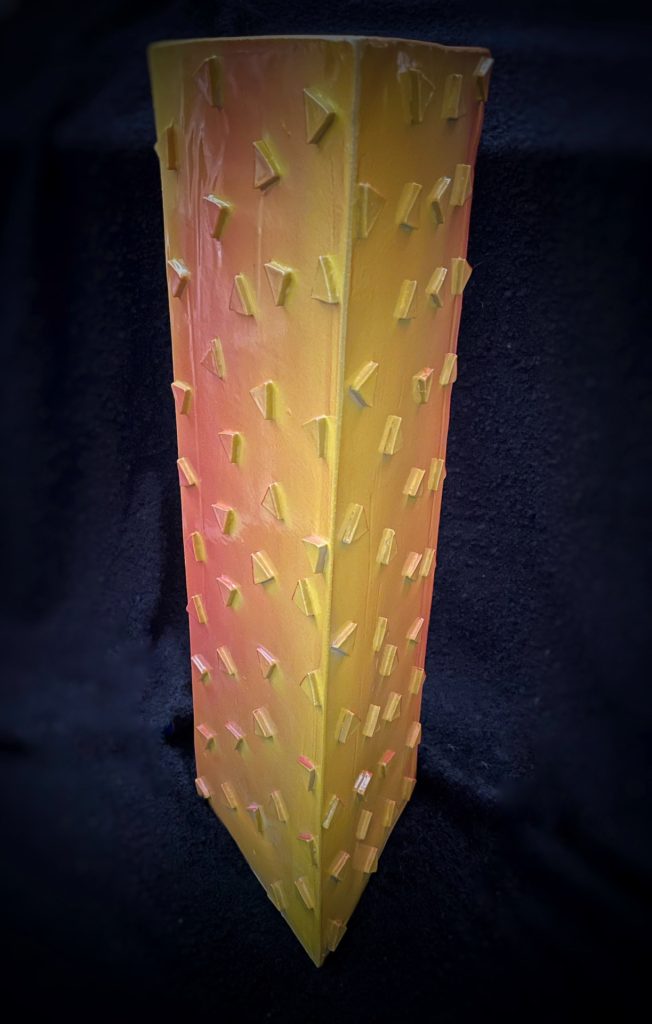 Orange trekantet vase av Per Lysgaard